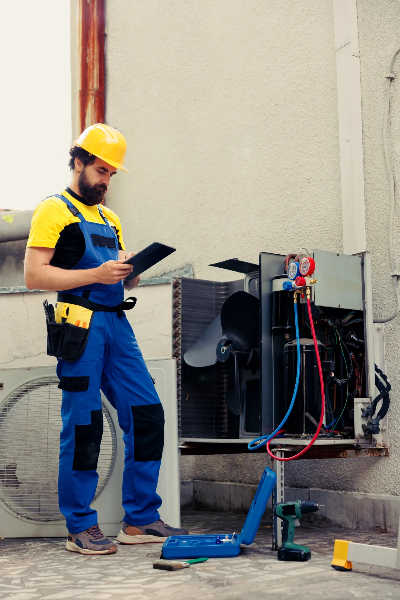 technician-looking-freon-leaks (1)